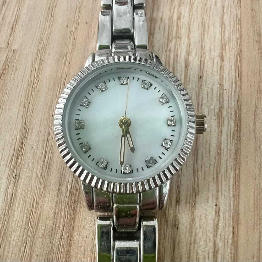 Unbranded ladies silver tone bracelet watch NEW BATTERY